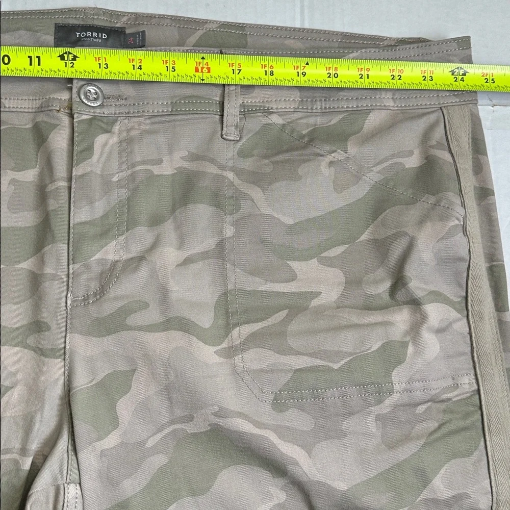 Torrid Sz 24 Women's Light Neutral Camouflage Cropped Pants - Picture 9 of 16